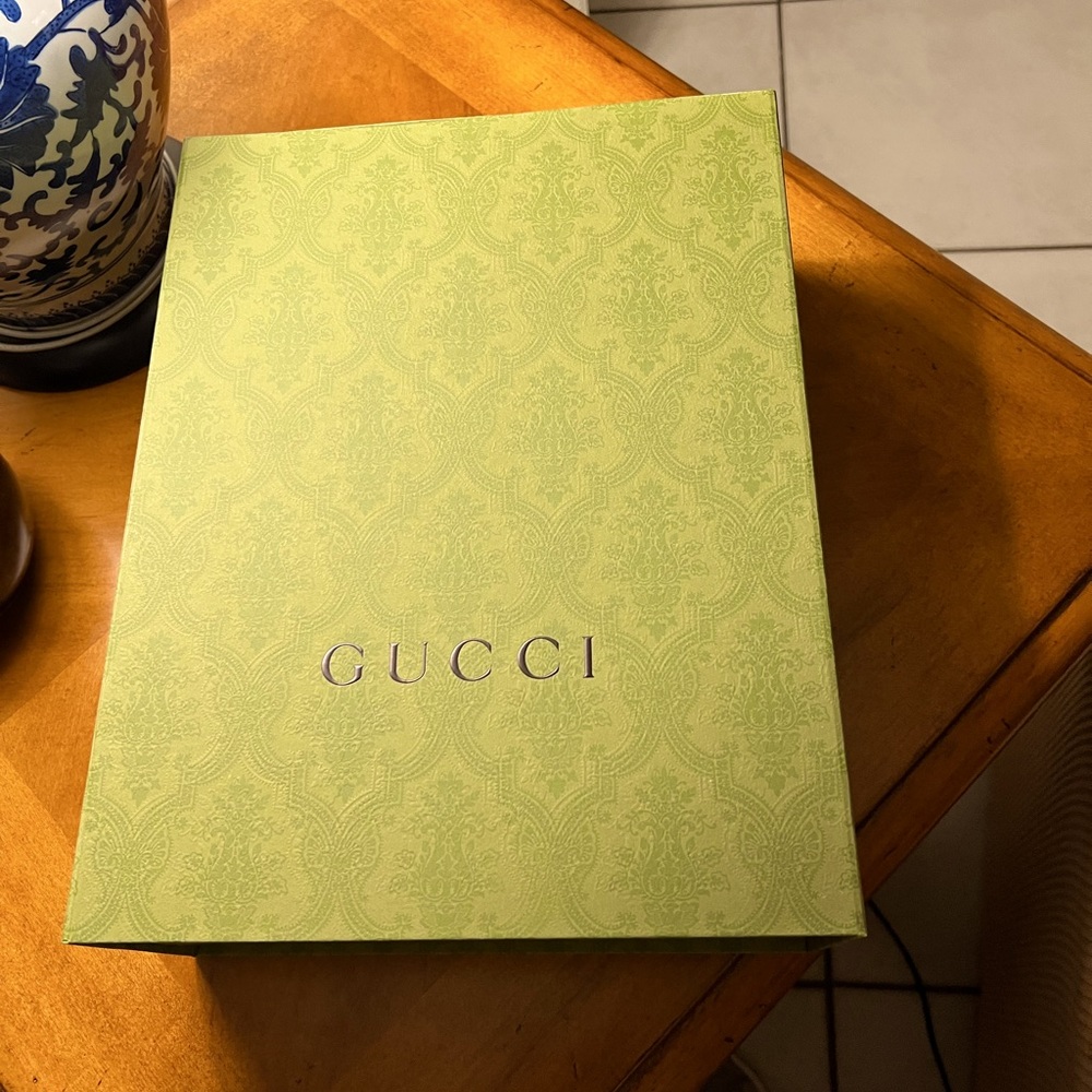 Gucci box with ribbon and envelope